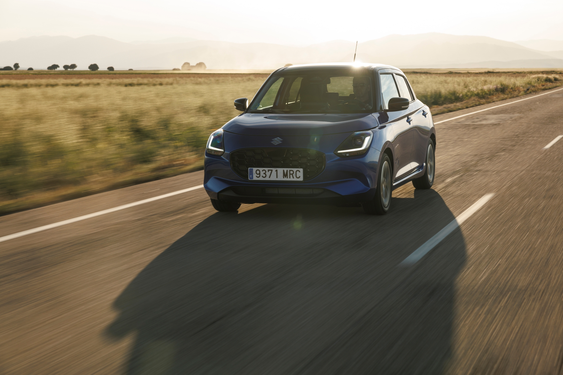 El Suzuki Swift 2024 captado en dinámica, destacando su diseño juvenil y compacto.