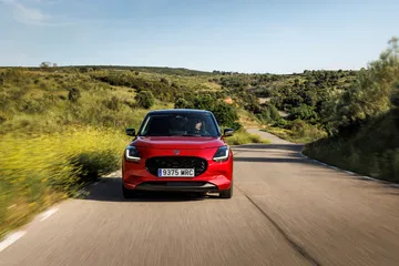 Vista dinámica del Suzuki Swift 2024 mientras circula por carretera.