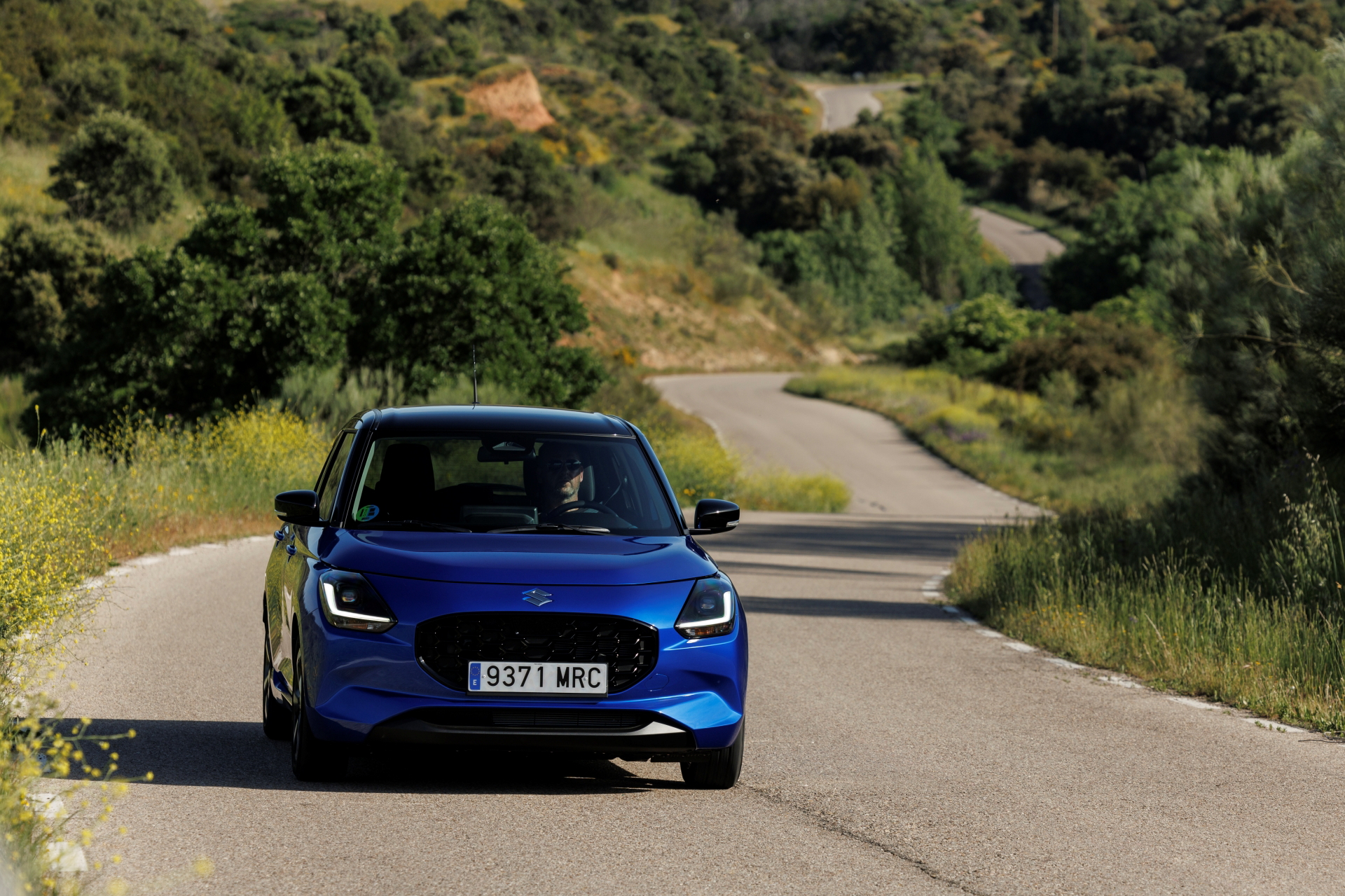 El Suzuki Swift 2024 captado en su habitat natural, mostrando líneas dinámicas.