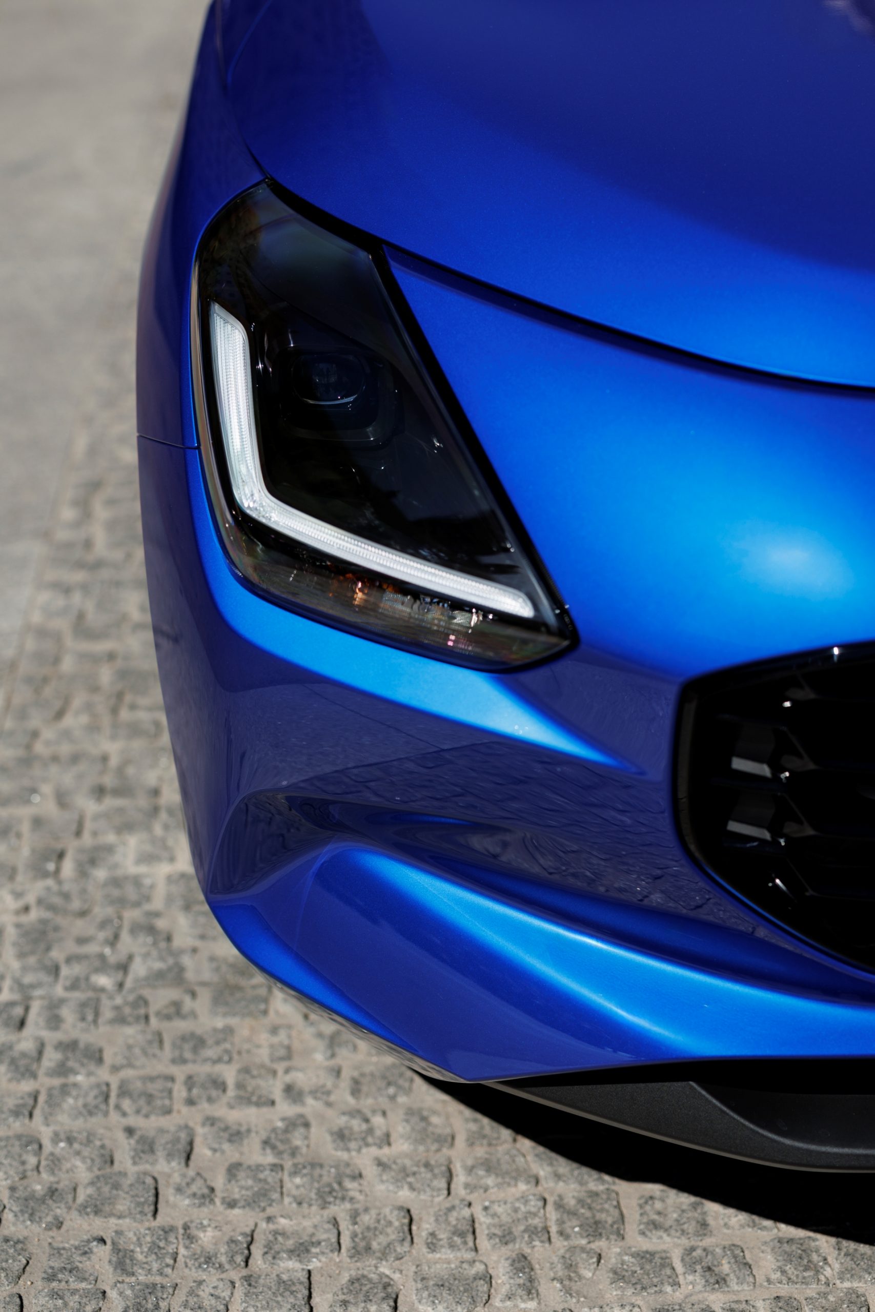 Primer plano del Suzuki Swift 2024, destacando diseño faro y parrilla.