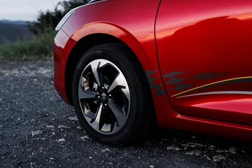 Vista dinámica y detallada de la rueda y línea lateral del Suzuki Swift 2024.