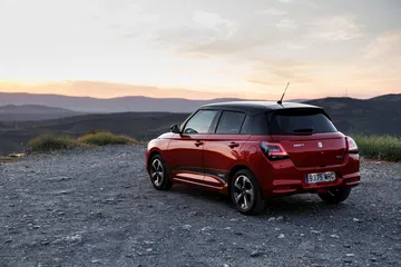 Vista dinámica del Suzuki Swift 2024 destacando su diseño compacto y modernas líneas. Vista dinámica del Suzuki Swift 2024 destacando su diseño compacto y modernas líneas.