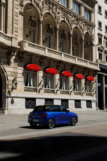 El Suzuki Swift 2024 luce su diseño lateral compacto y moderno en el entorno urbano.