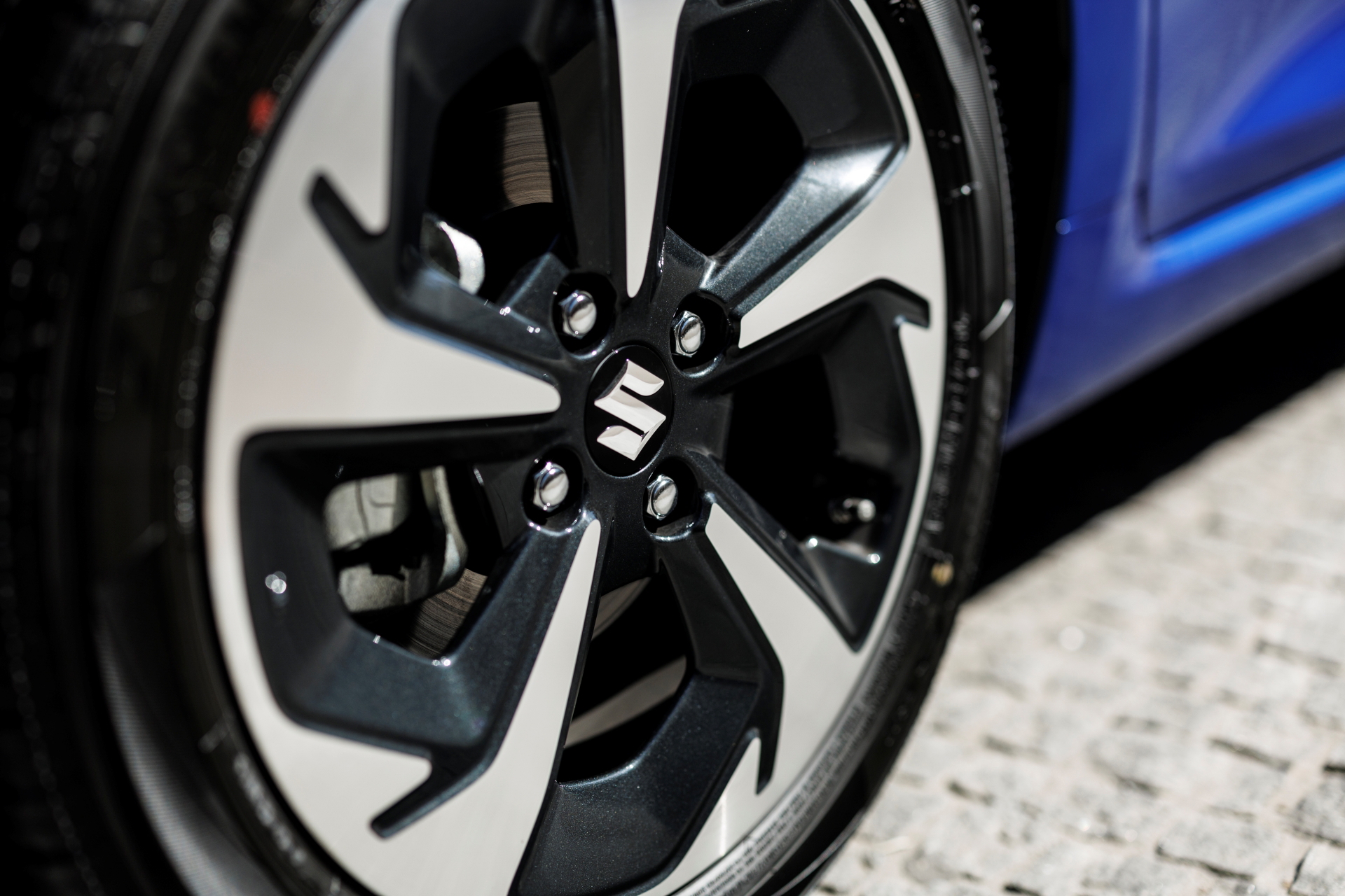 Llanta diseñada optimizar rendimiento y estética del Suzuki Swift 2024.