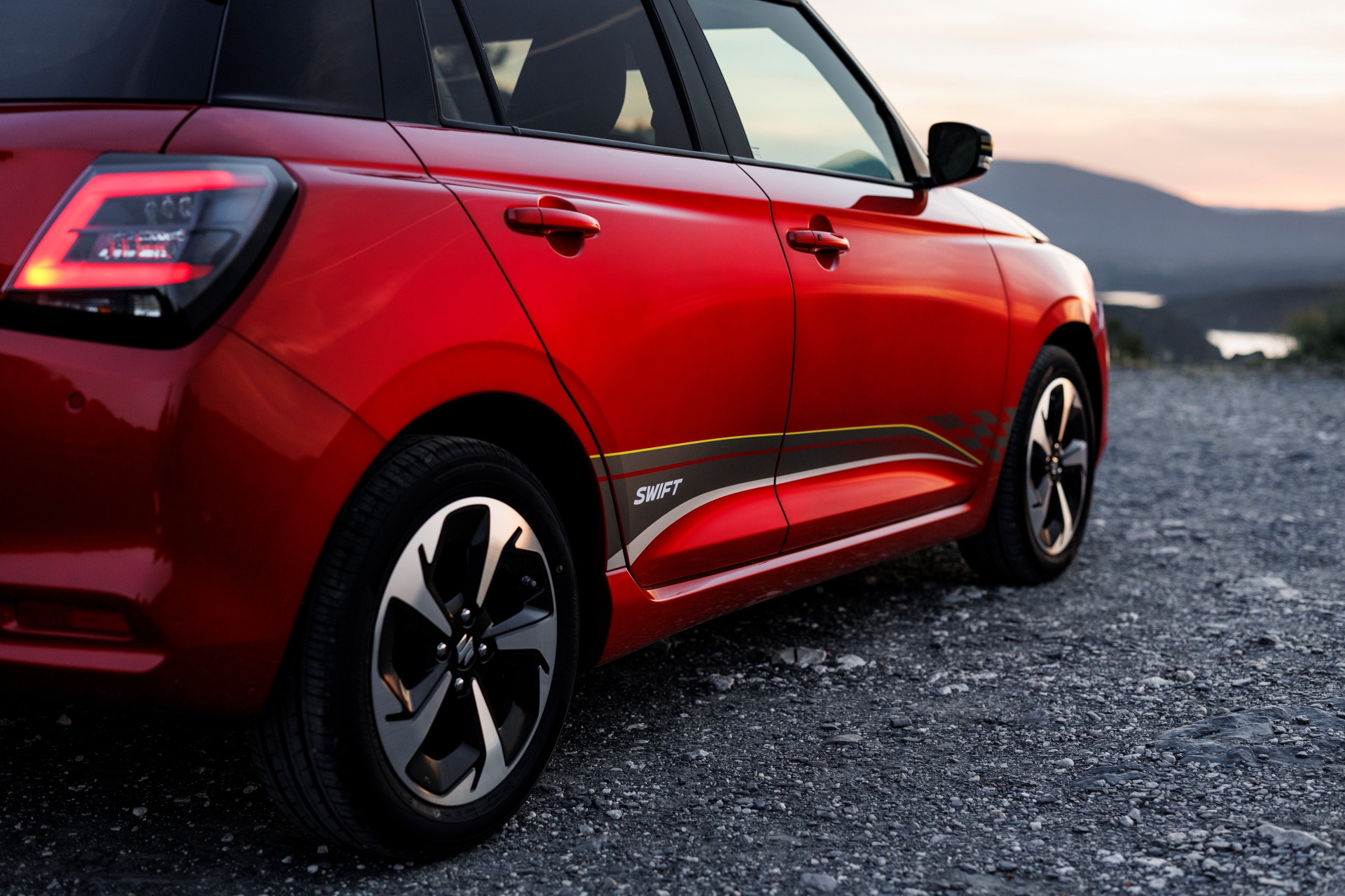 Perfil lateral del Suzuki Swift 2024 resalta líneas dinámicas.