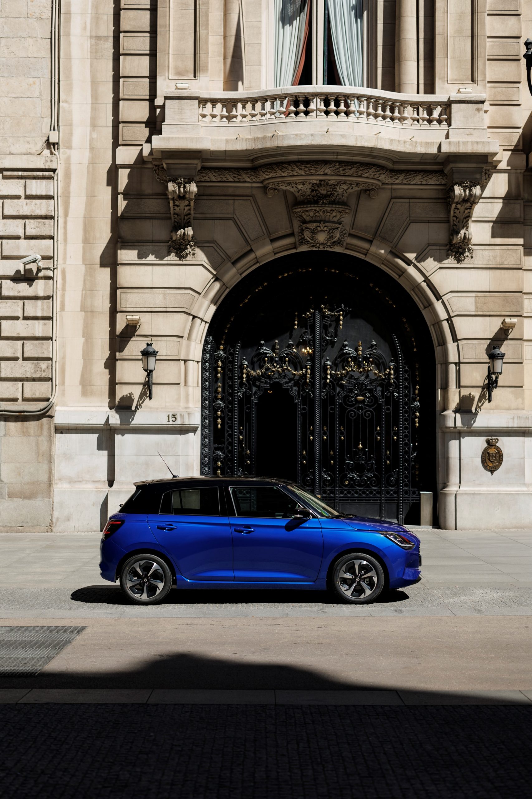 Vista lateral del Suzuki Swift 2024, destacando su diseño compacto y moderno.