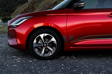 Vista lateral del Suzuki Swift 2024 destacando su diseño compacto y líneas modernas.