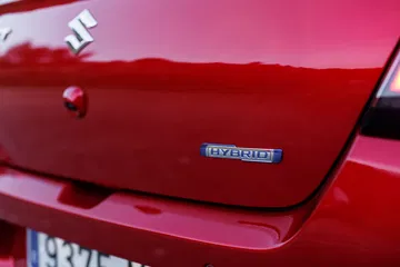 Vista parcial de la trasera del Suzuki Swift 2024, enfocando el emblema. Vista parcial de la trasera del Suzuki Swift 2024, enfocando el emblema.