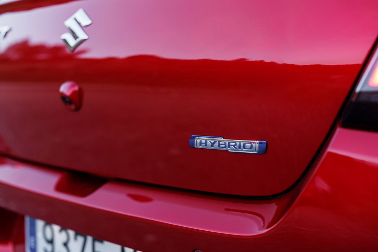Vista parcial de la trasera del Suzuki Swift 2024, enfocando el emblema.