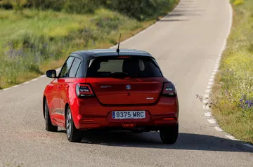 Vista dinámica del Suzuki Swift 2024, mostrando líneas y diseño compacto