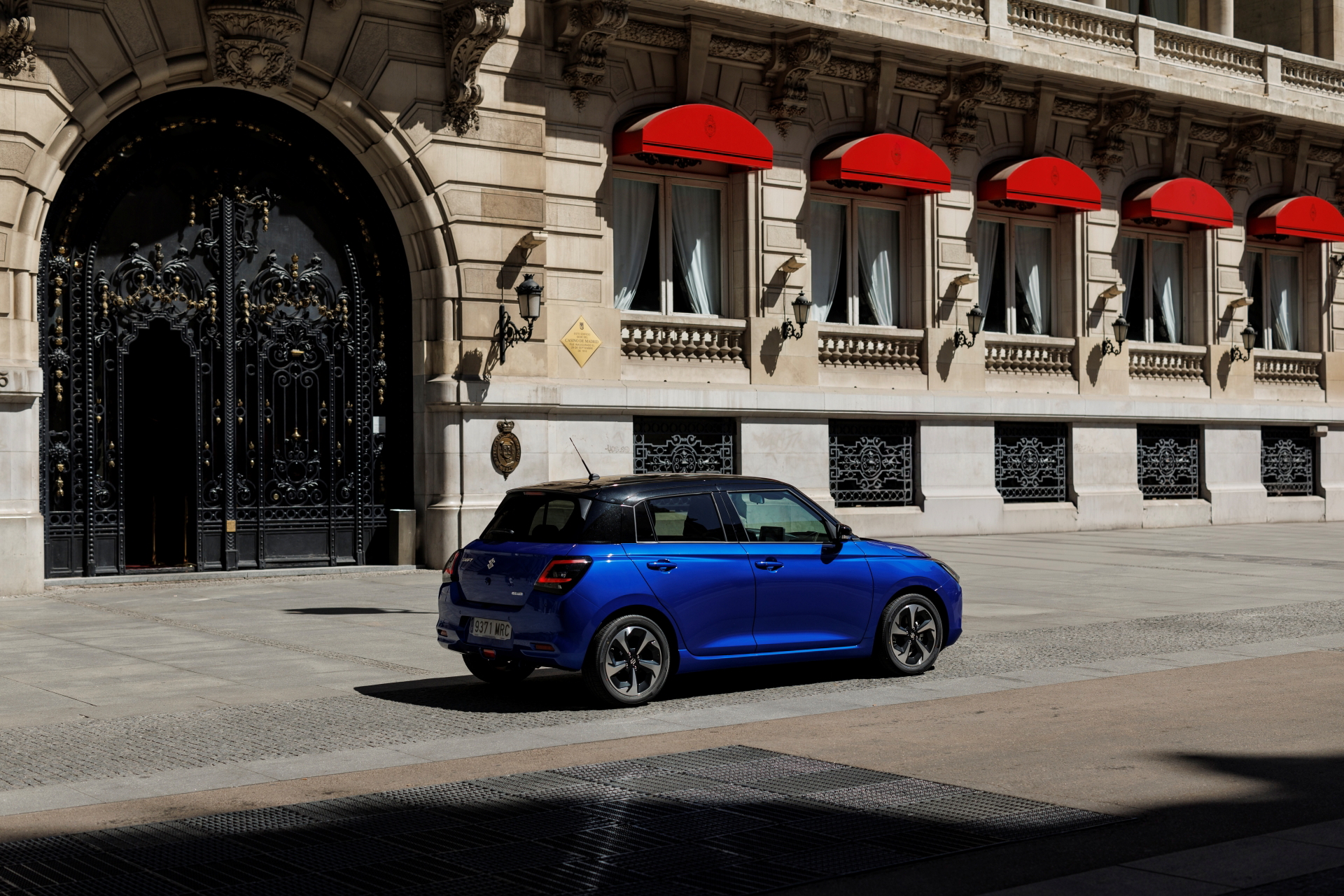 El Suzuki Swift 2024 muestra líneas modernas y compactas en su lateral.