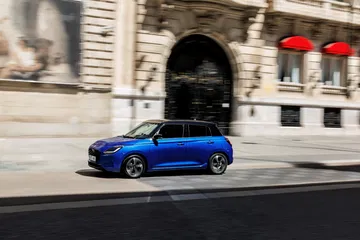 Vista lateral del Suzuki Swift 2024, destacando su diseño compacto y moderno