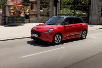 Vista lateral del Suzuki Swift 2024, destacando su diseño compacto y aerodinámico.