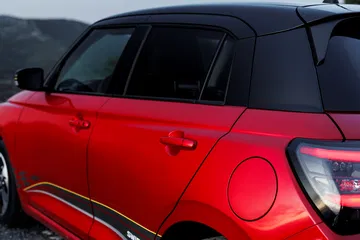 Vista lateral del Suzuki Swift 2024 resaltando su línea dinámica y compacta.