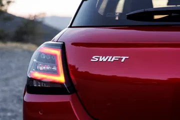 Trasera angular del Suzuki Swift 2024 con diseño contemporáneo. Trasera angular del Suzuki Swift 2024 con diseño contemporáneo.