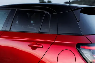 Vista dinámica que resalta el diseño compacto y moderno del Suzuki Swift 2024.
