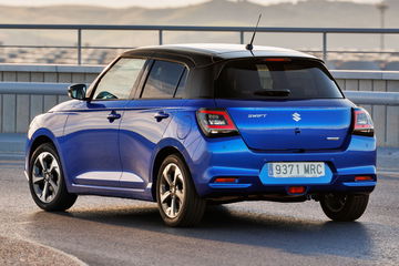 Vista trasera y lateral del Suzuki Swift 2024, diseño compacto y moderno