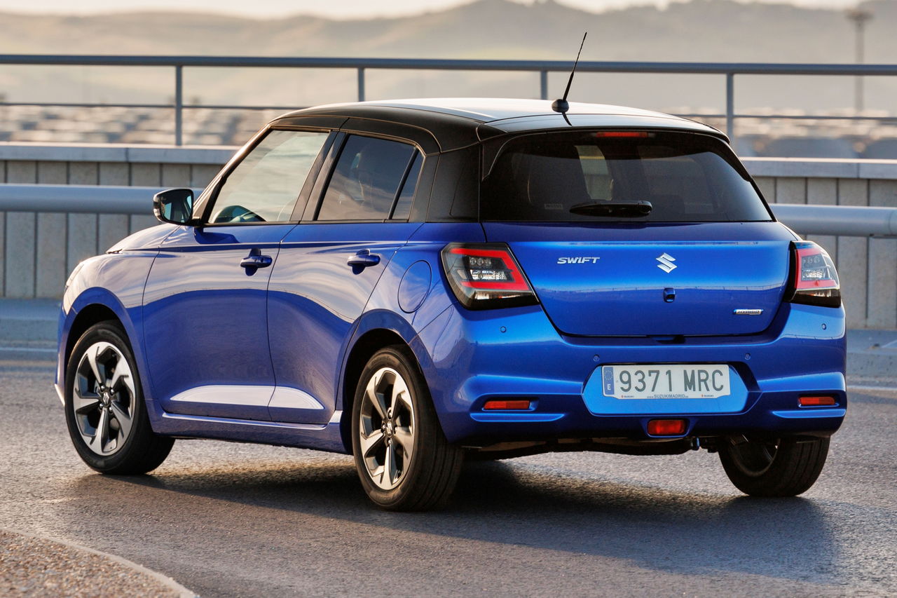 Vista trasera y lateral del Suzuki Swift 2024, diseño compacto y moderno