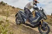 Vista dinámica del SYM ADXTG 400 en acción, combinación perfecta entre agilidad y fuerza.