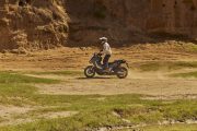 Vista lateral de SYM ADXtg400 en terreno off-road