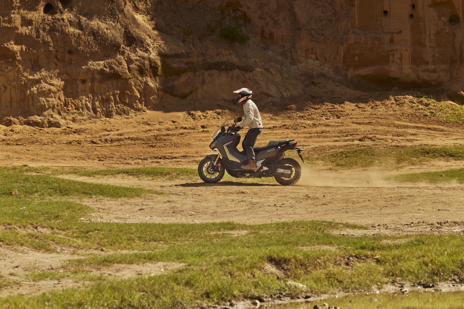 Vista lateral de SYM ADXtg400 en terreno off-road