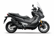 Vista lateral del scooter SYM ADXTG400, mostrando líneas aerodinámicas.