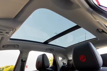 Vista del amplio techo panorámico del MG ZS, magnífica iluminación interior.
