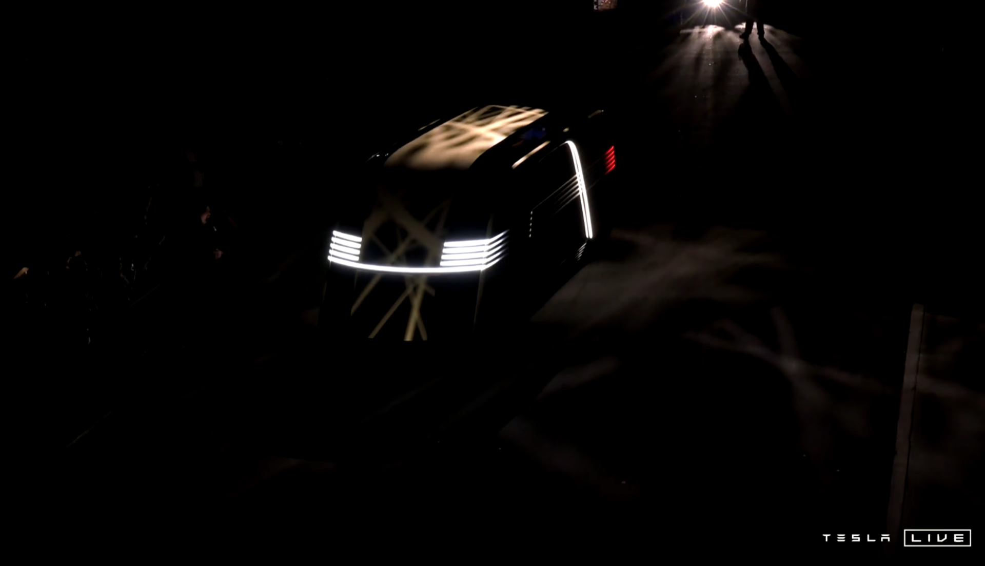 Vista nocturna frontal del Tesla Cybercab, escasa iluminación