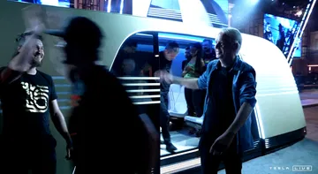 Vista lateral del Tesla CyberCab durante su presentación en 2024