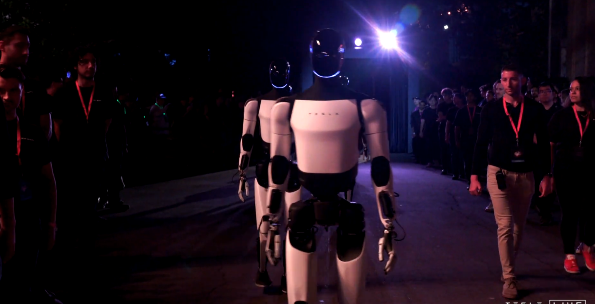 Vista de una presentación con silueta iluminada, detalle insuficiente del coche