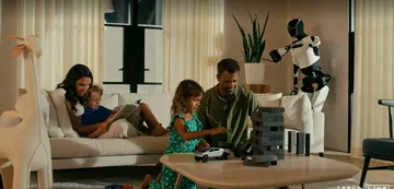 Un androide sirve bebidas a una familia en su hogar, mostrando la integración de la IA en la vida cotidiana