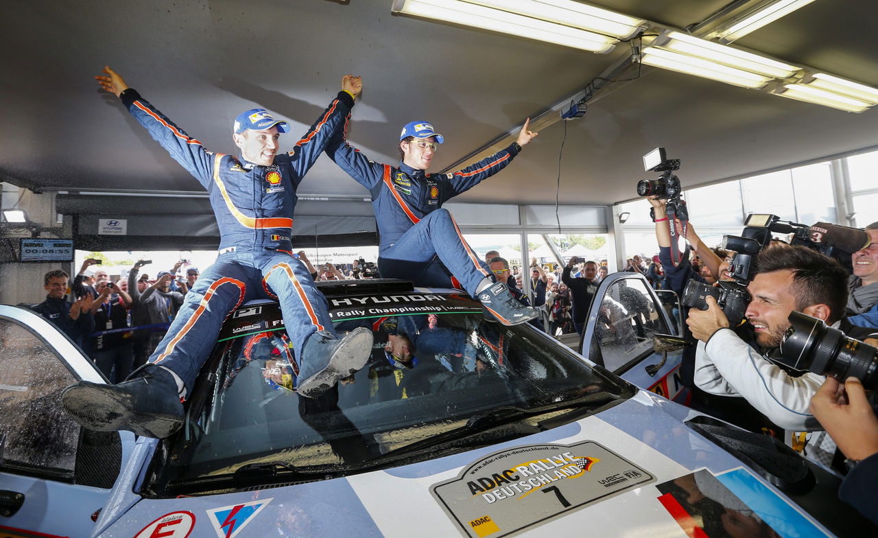 Thierry Neuville y copiloto celebran sobre su Hyundai en el WRC