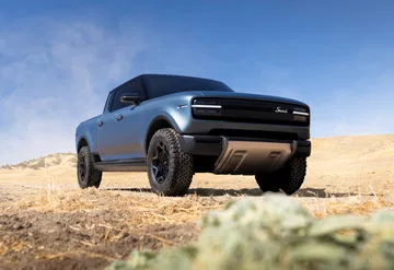 Vehículo 4x4 mostrando su potente frontal y diseño lateral robusto.