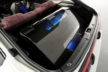 Vista trasera del Toyota AE86 con enfoque en el techo de fibra de carbono.