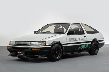 Vista lateral del Toyota AE86, ícono de la era dorada del drifting.