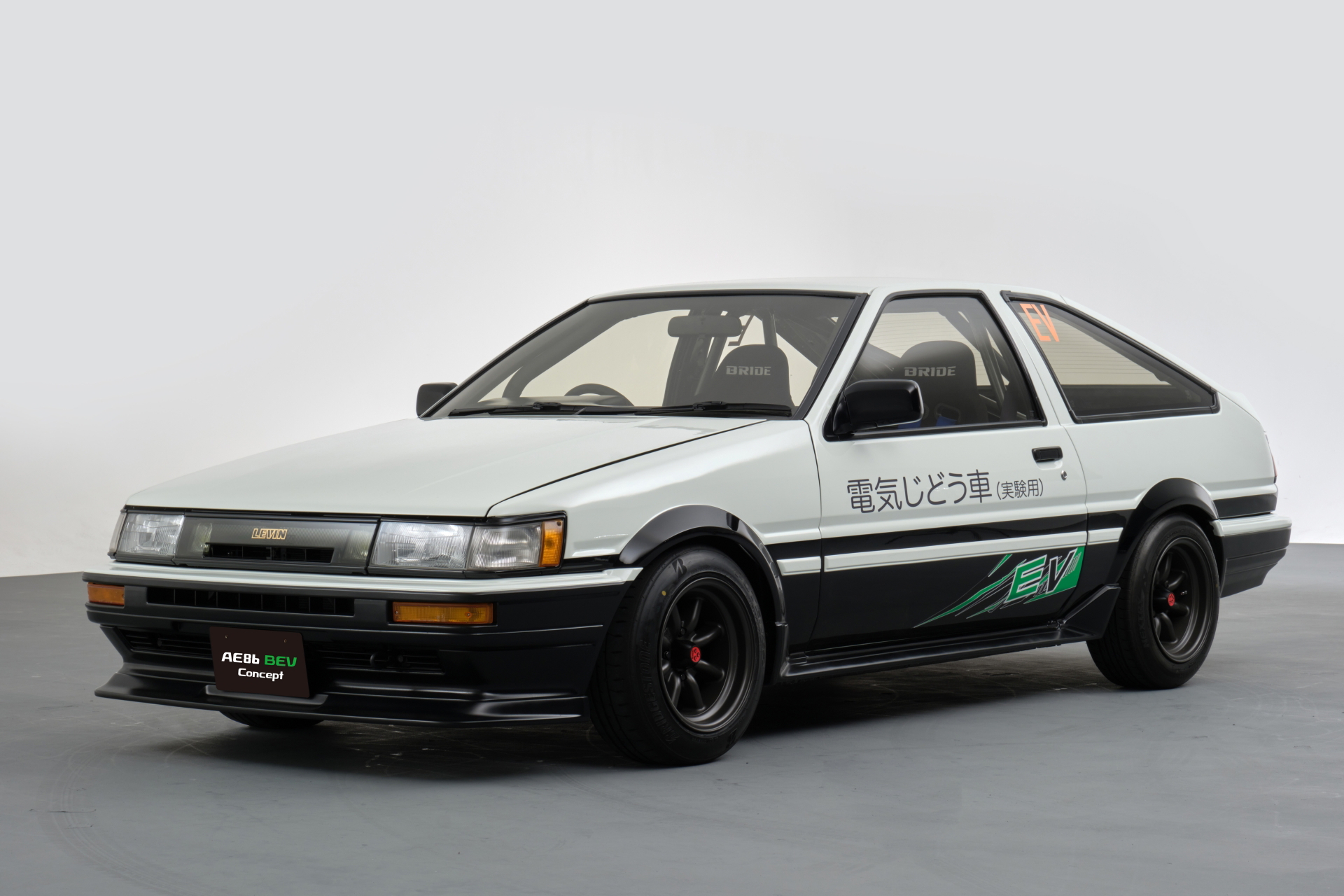 Vista lateral del Toyota AE86, ícono de la era dorada del drifting.