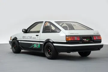 Vista lateral del Toyota AE86, enfatizando su diseño icónico.