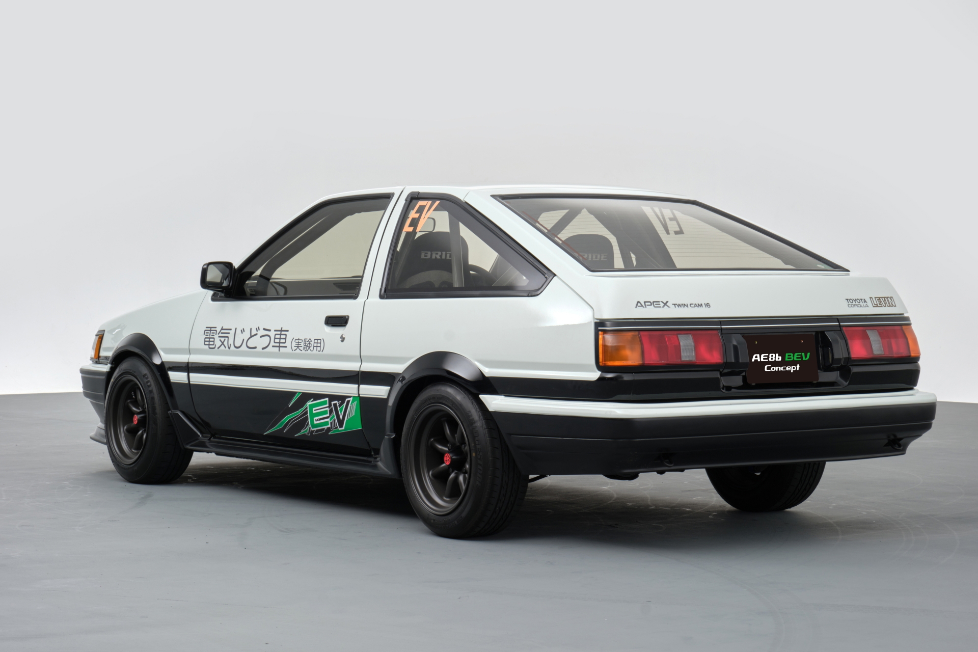 Vista lateral del Toyota AE86, enfatizando su diseño icónico.