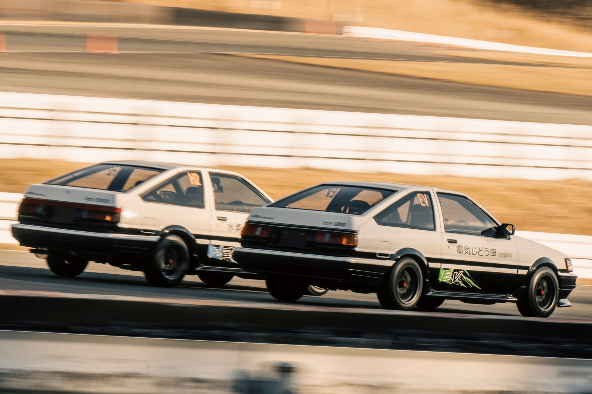 Toyota AE86 en visión lateral, demostrando líneas clásicas y deportividad.