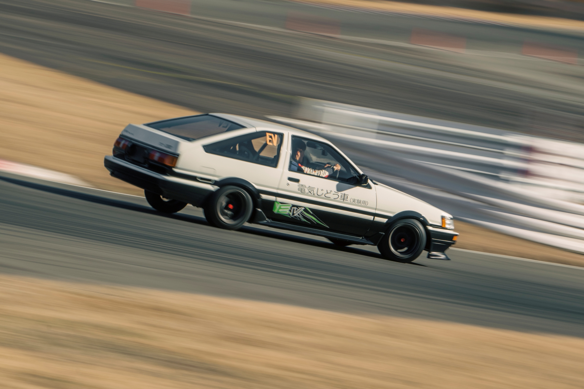 Toyota AE86 en pista, demostrando su linaje deportivo