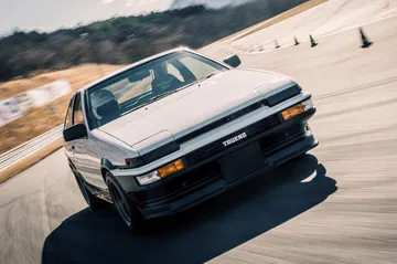 Toyota AE86 modernizado con enfoque sostenible.