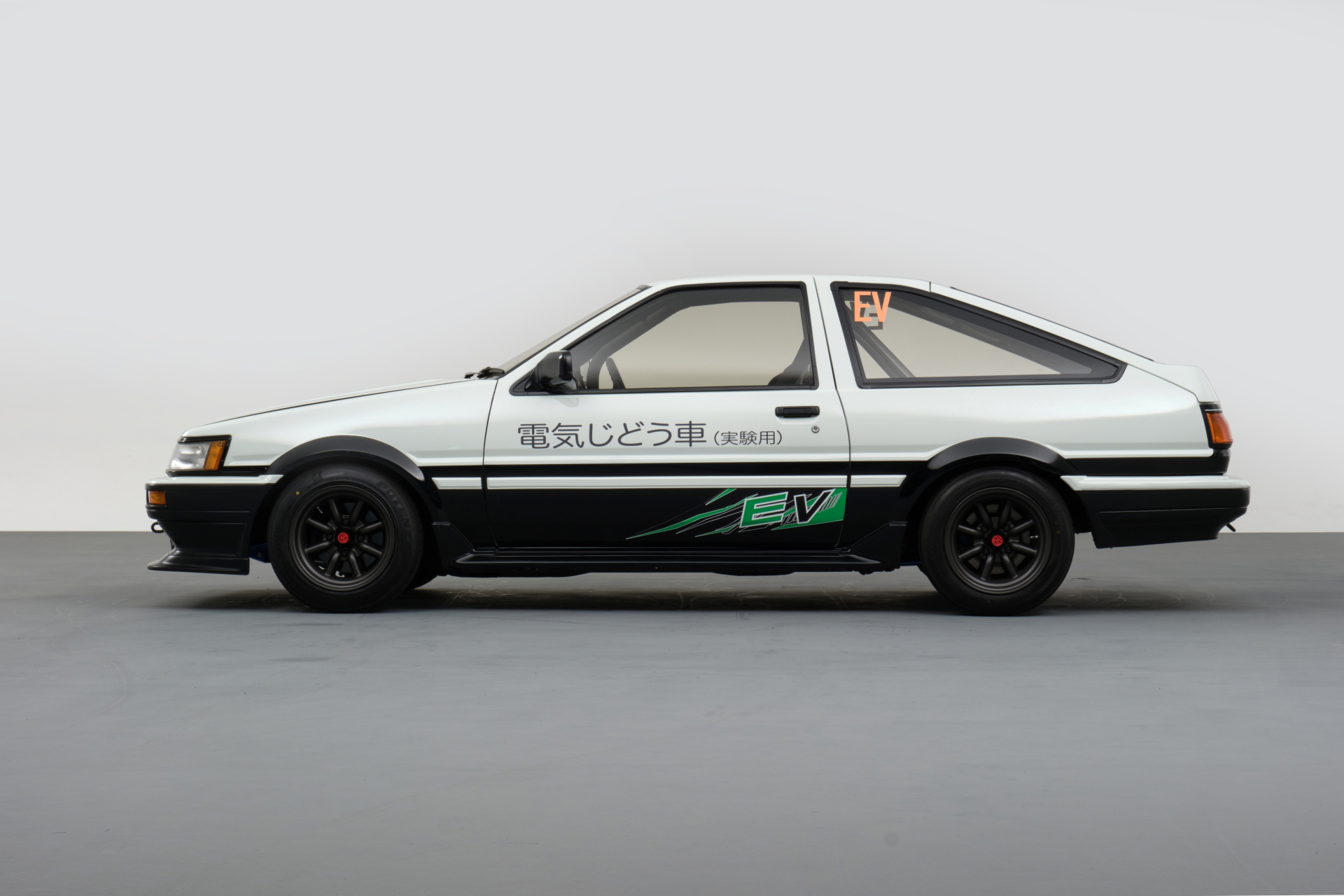 Toyota AE86 con enfoque de neutralidad de carbono, vista lateral.