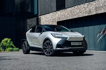 Vista angular del Toyota C-HR destacando su diseño futurista y líneas dinámicas.