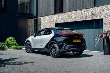 Vista trasera y lateral del Toyota C-HR destacando su diseño vanguardista.