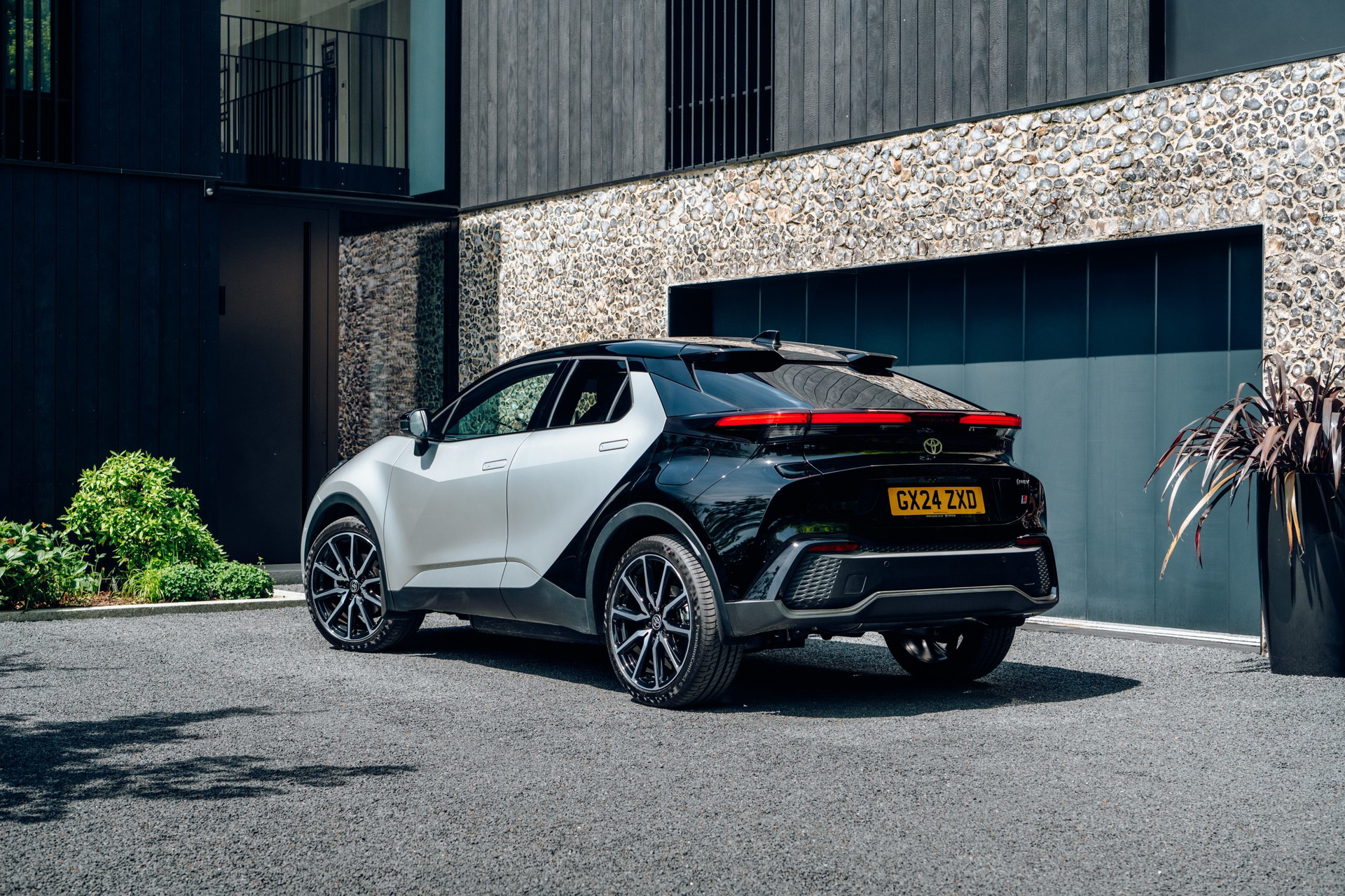Vista trasera y lateral del Toyota C-HR destacando su diseño vanguardista.