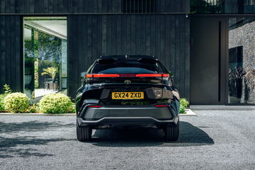 Vista posterior del Toyota C-HR destacando su diseño vanguardista Vista posterior del Toyota C-HR destacando su diseño vanguardista
