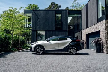 El Toyota C-HR presenta una silueta lateral llamativa y moderna.
