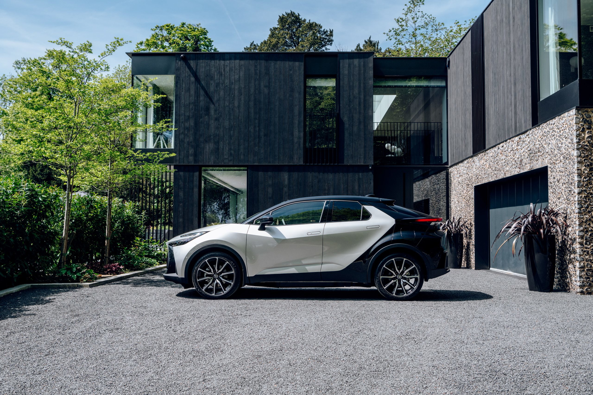 El Toyota C-HR presenta una silueta lateral llamativa y moderna.