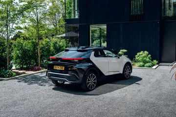 Toyota C-HR mostrando su diseño trasero y lateral dinámico