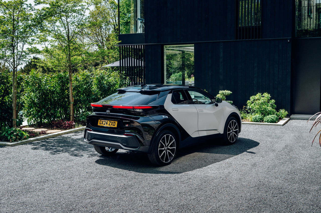Toyota C-HR mostrando su diseño trasero y lateral dinámico